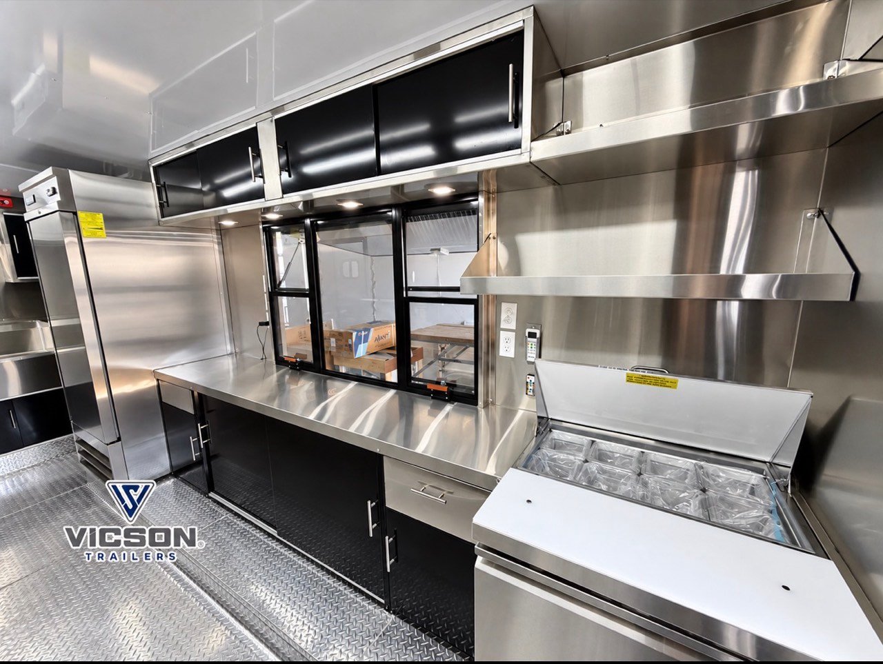 Interior de un food trailer personalizado Vicson